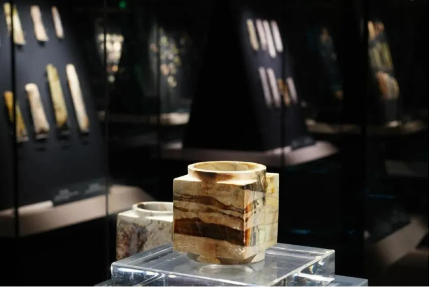 看到這張照片，你是不是以為玉琮在“裸展”？沒錯(cuò)，確實(shí)像。但它真的沒有裸展